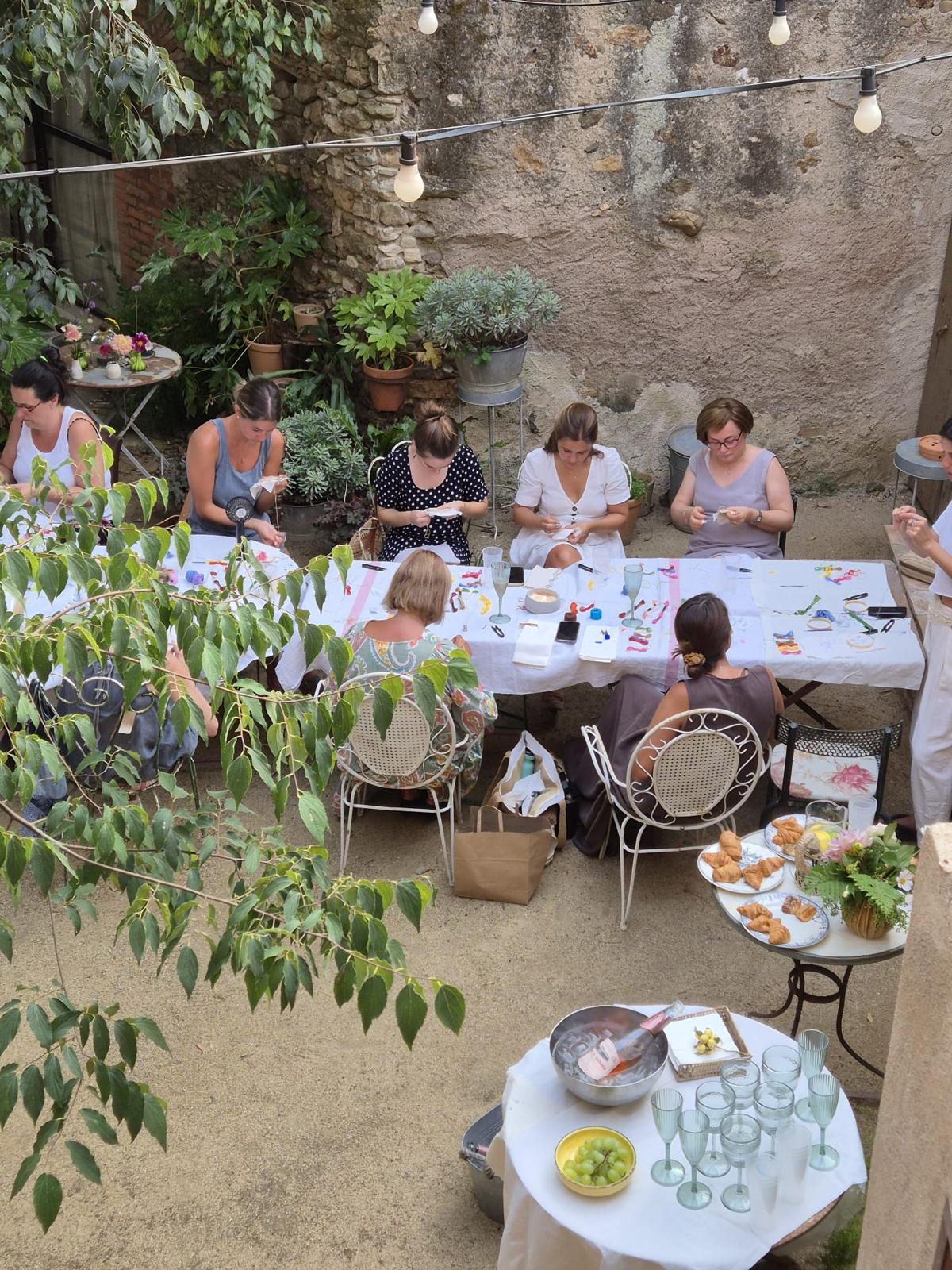 Taller de bordado en un jardín secreto
