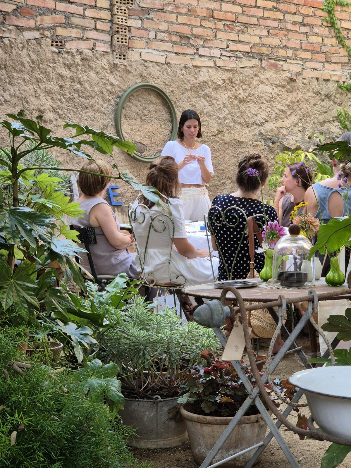 Taller de bordado en un jardín secreto